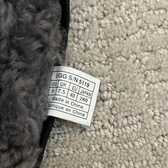 Ugg Black shearling Boots women’s size 9 - Picture 6 of 6